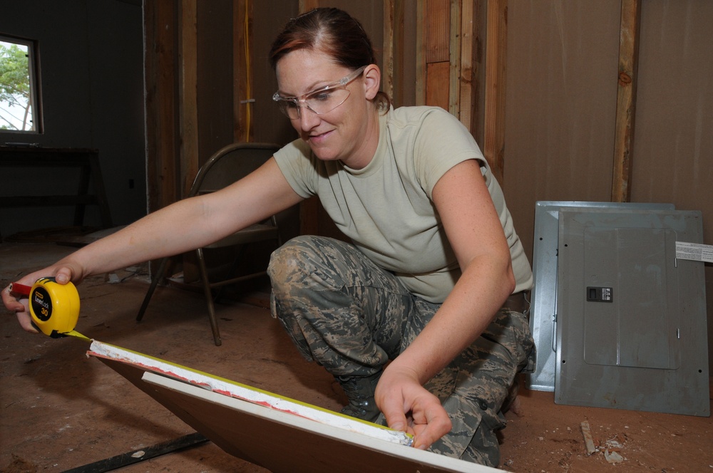 A member of the Missouri ANG helps Hawaii residents