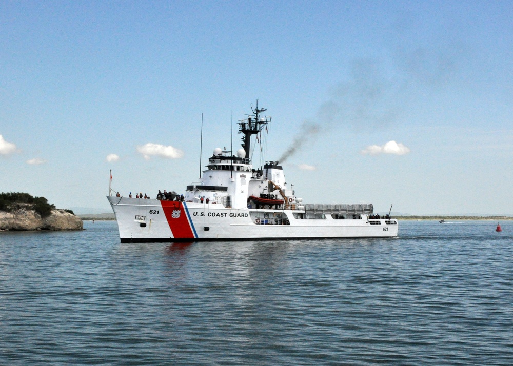 USCGC Valiant Pulls Into GTMO