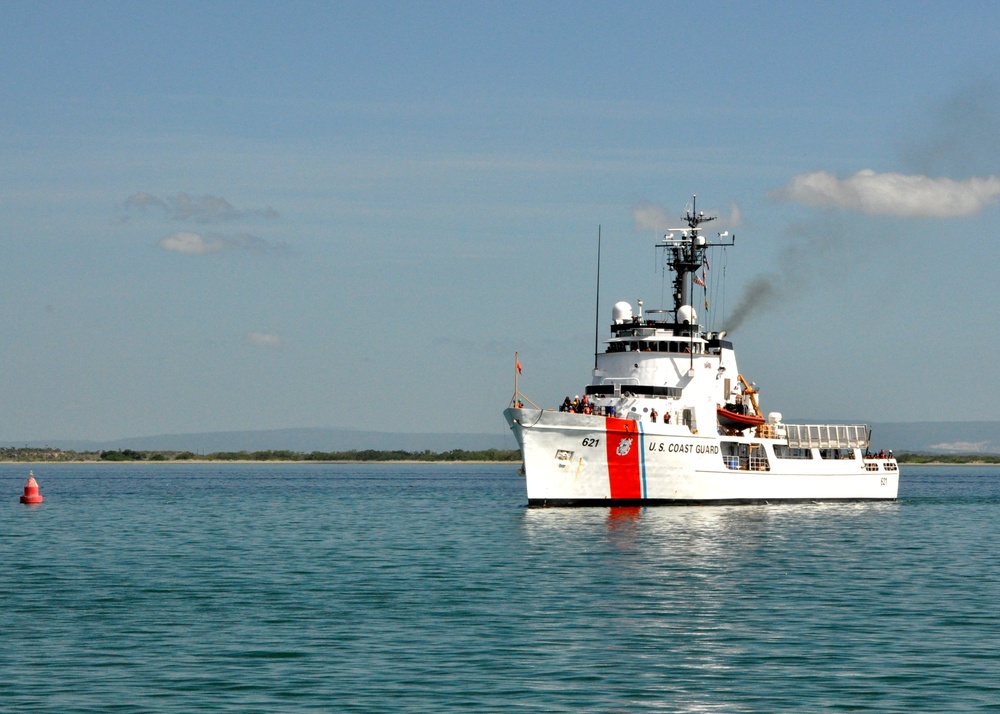 USCGC Valiant Pulls Into GTMO