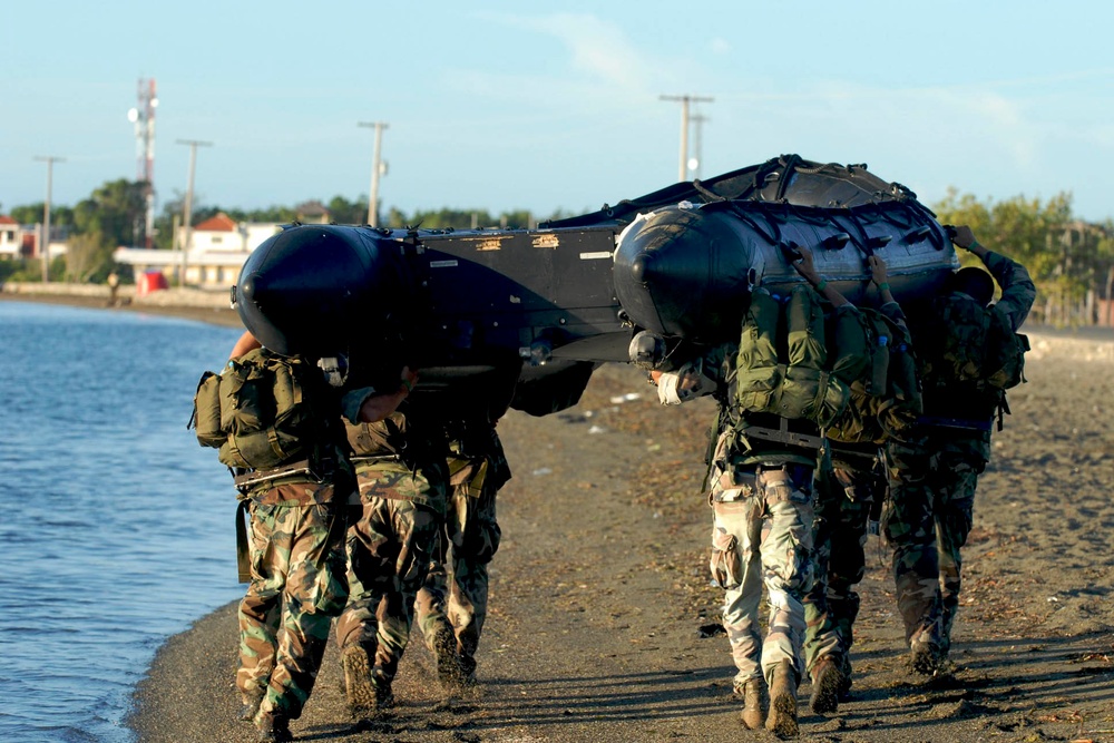 Fuerzas Comando Team Swim for Success During Aquatic Event