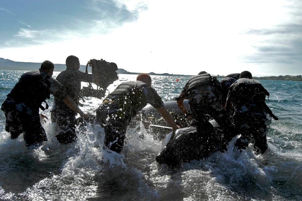 Fuerzas Comando Team Swim for Success During Aquatic Event