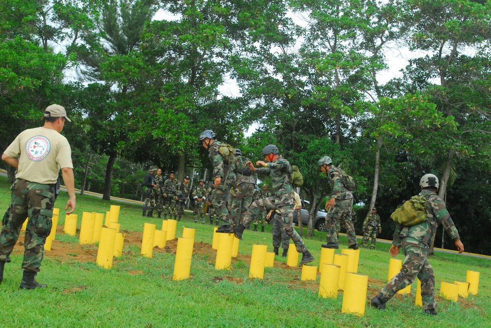 Elite Soldiers Compete in Final Day of Fuerzas Comando 2010