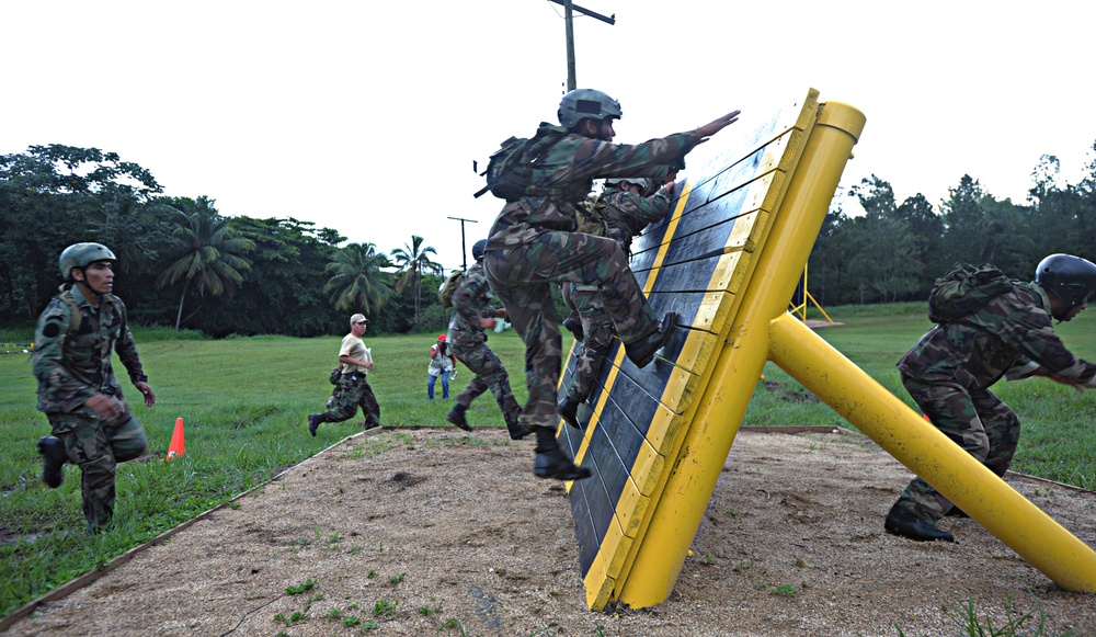 Elite Soldiers Compete in Final Day of Fuerzas Comando 2010