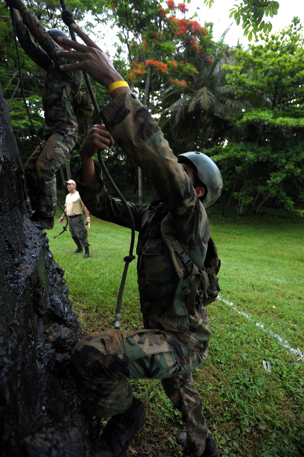 Elite Soldiers Compete in Final Day of Fuerzas Comando 2010