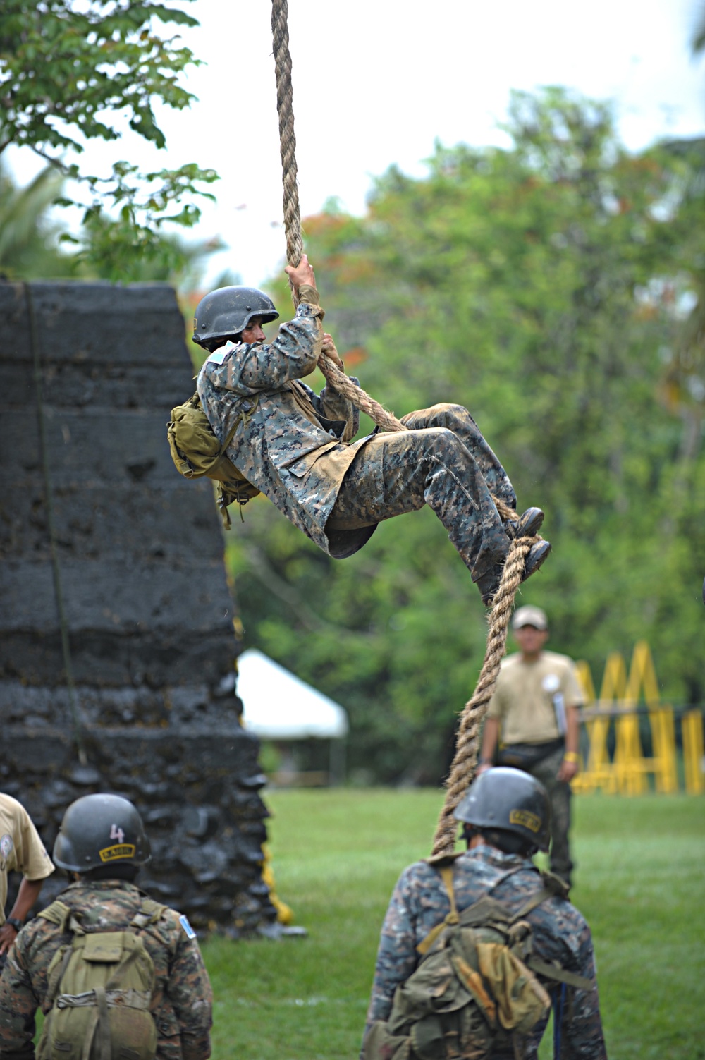 Elite Soldiers Compete in Final Day of Fuerzas Comando 2010