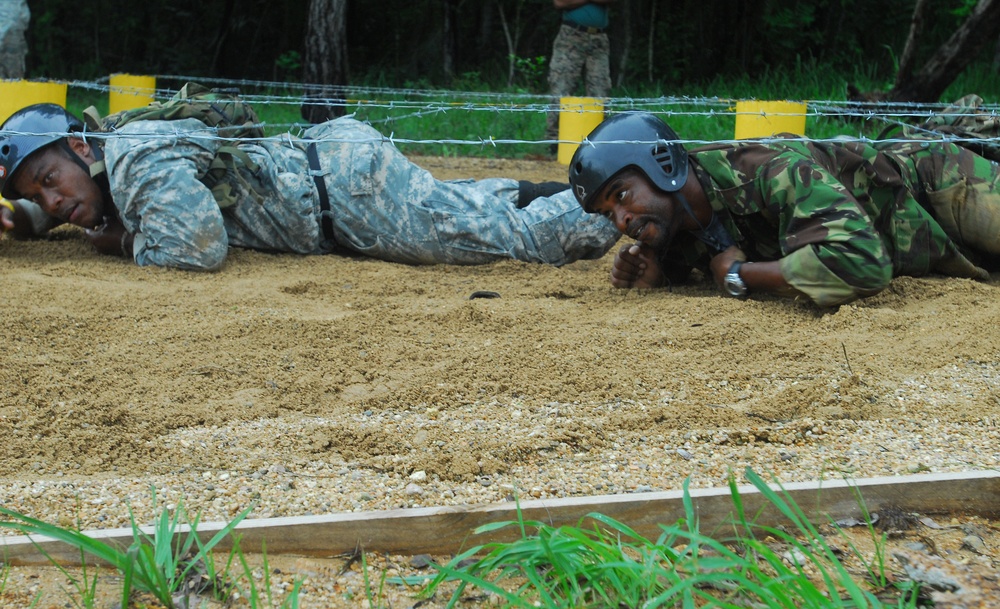 Elite Soldiers Compete in Final Day of Fuerzas Comando 2010