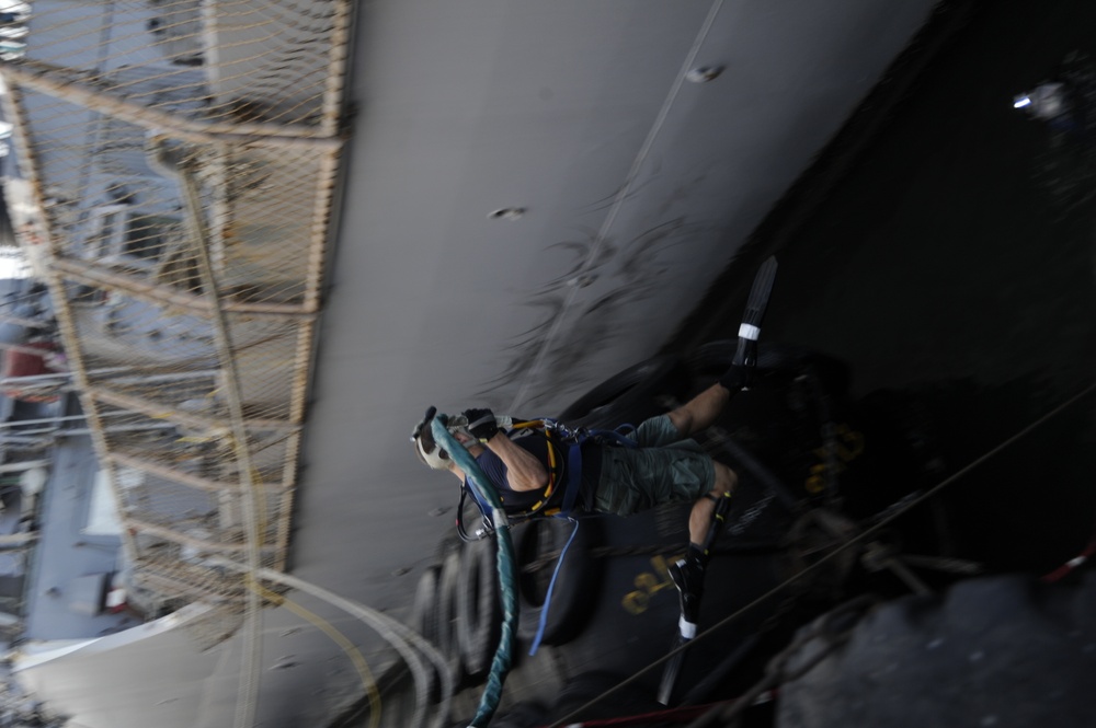 USS Sullivans CPP blade change out