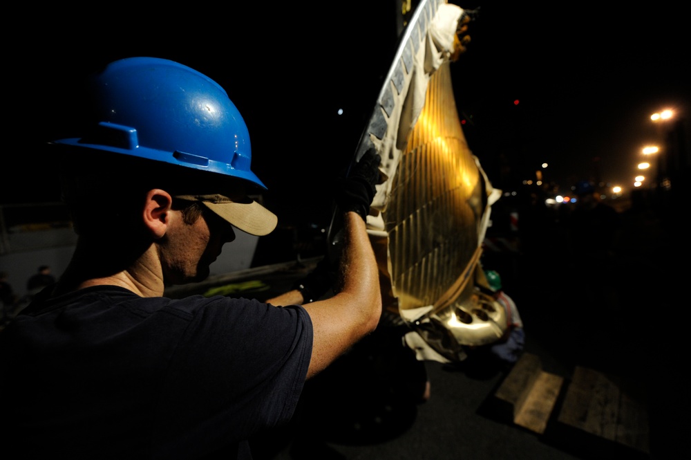 USS Sullivans CPP blade change out