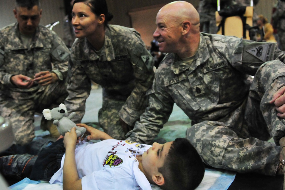 Volunteers from 1st AD provide wheelchairs to disabled Iraqi children