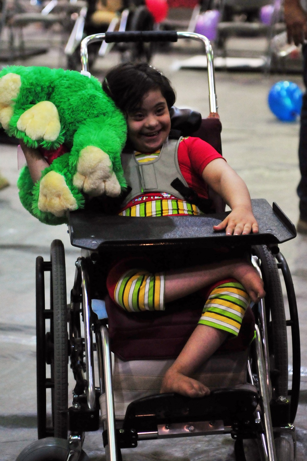 Volunteers from 1st AD provide wheelchairs to disabled Iraqi children