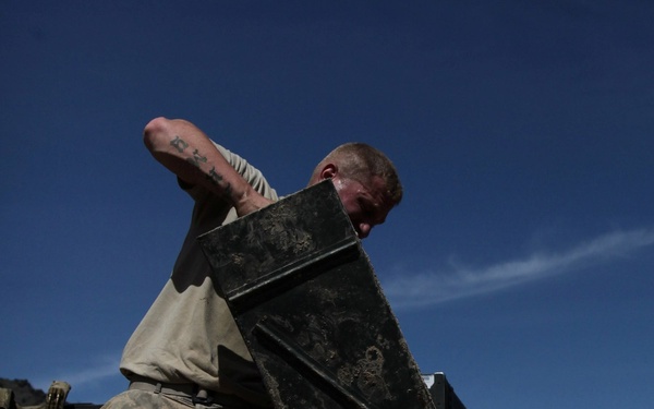 Soldiers set heavy mortar