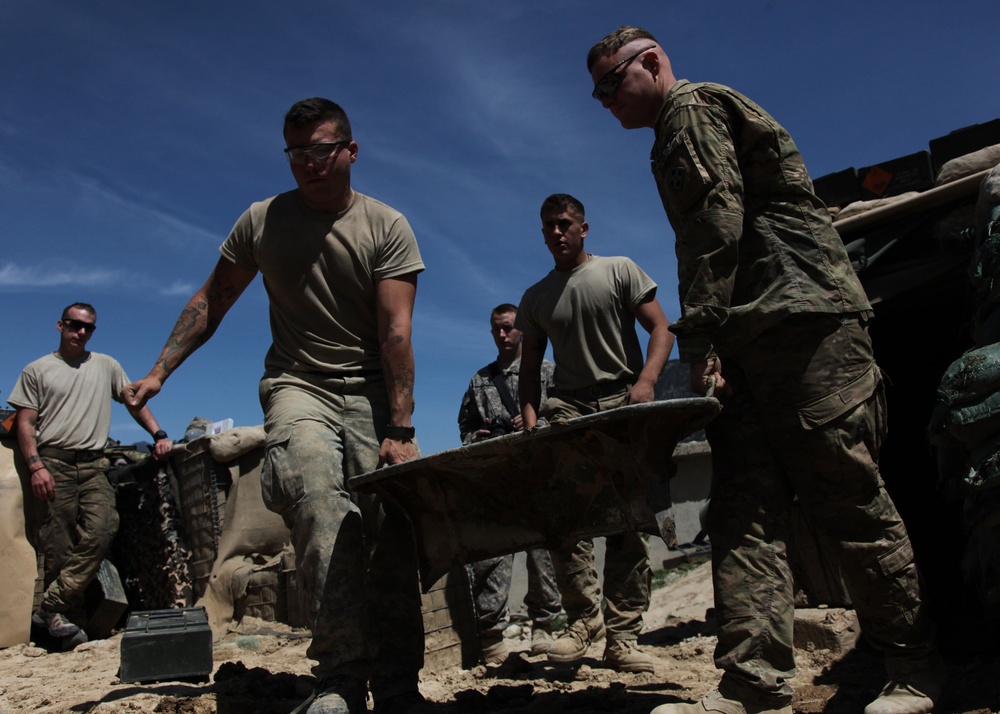 Soldiers set heavy mortar