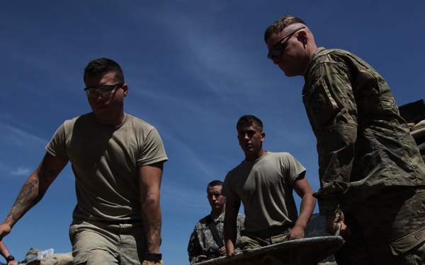 Soldiers set heavy mortar