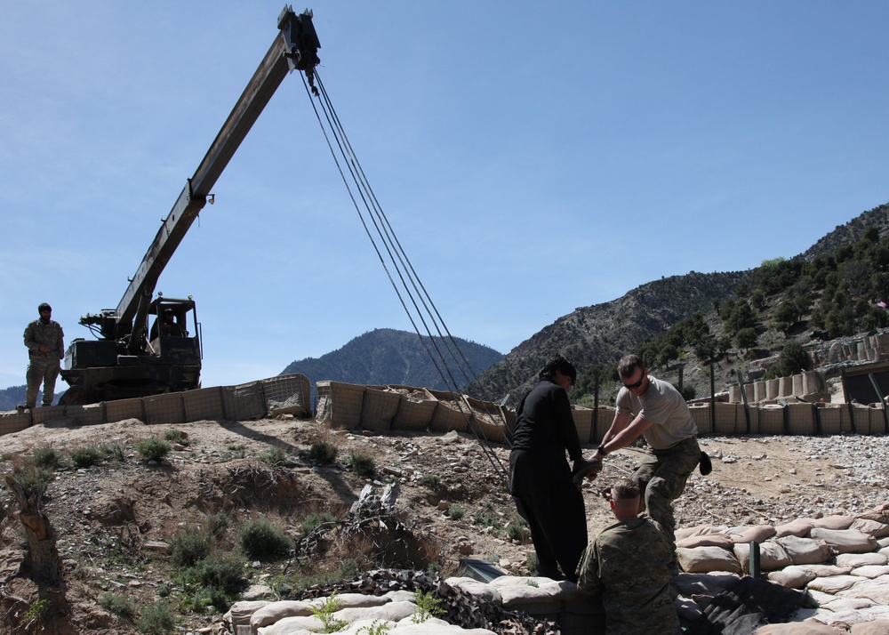 Soldiers set heavy mortar