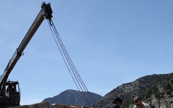 Soldiers set heavy mortar