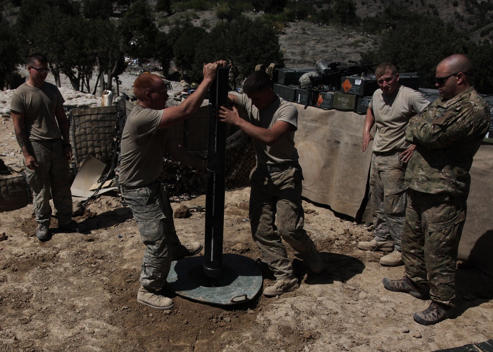 Soldiers set heavy mortar