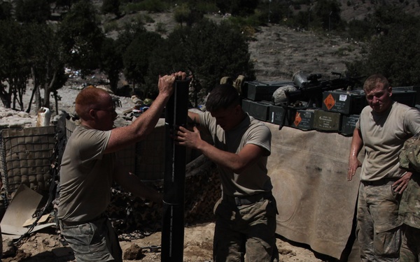 Soldiers set heavy mortar