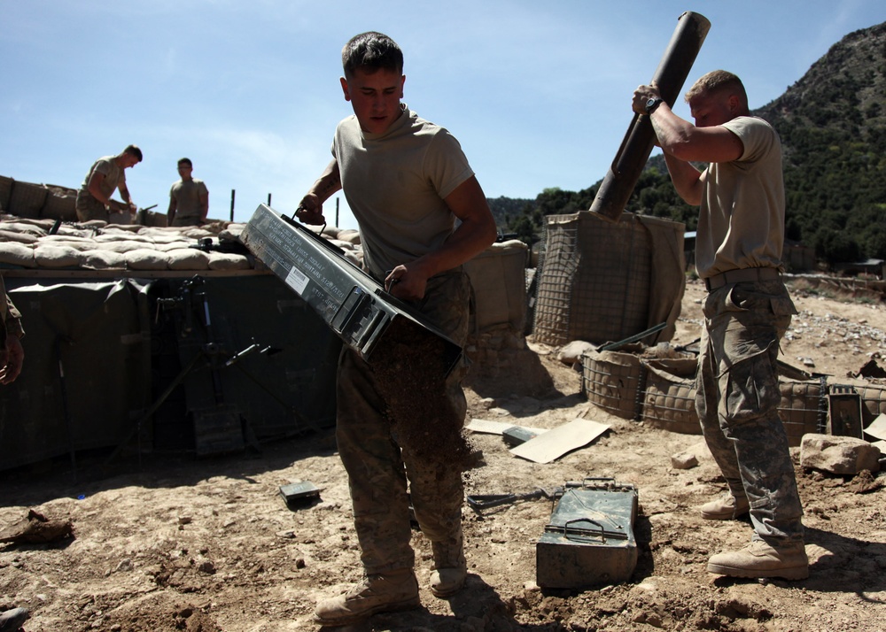 Soldiers set heavy mortar