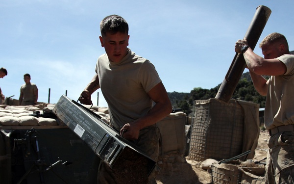 Soldiers set heavy mortar