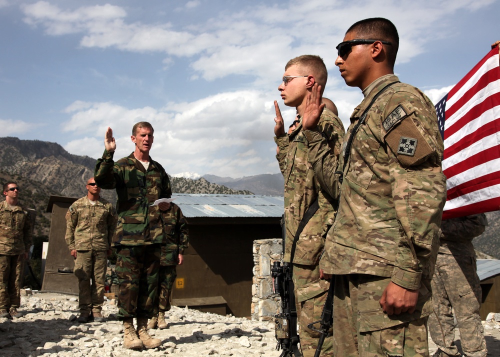 ISAF commander visits with troops