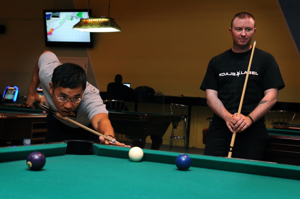 Top-ranked Pool Players Visit Troops in Qatar