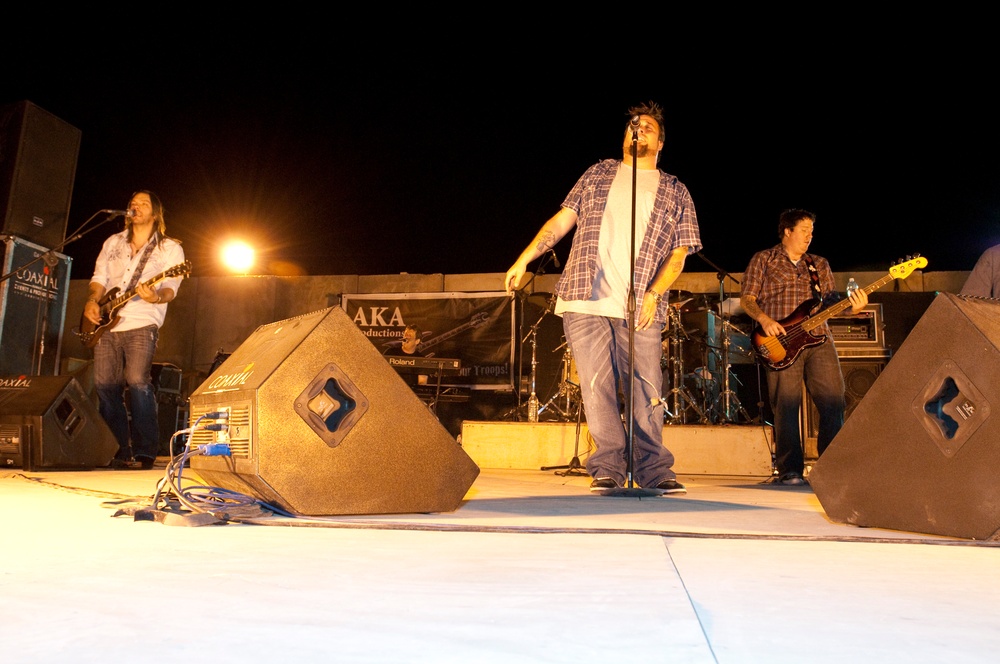 Uncle Kracker entertains troops at Camp Striker