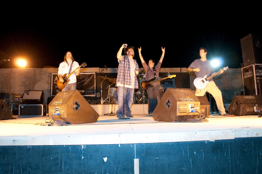Uncle Kracker entertains troops at Camp Striker