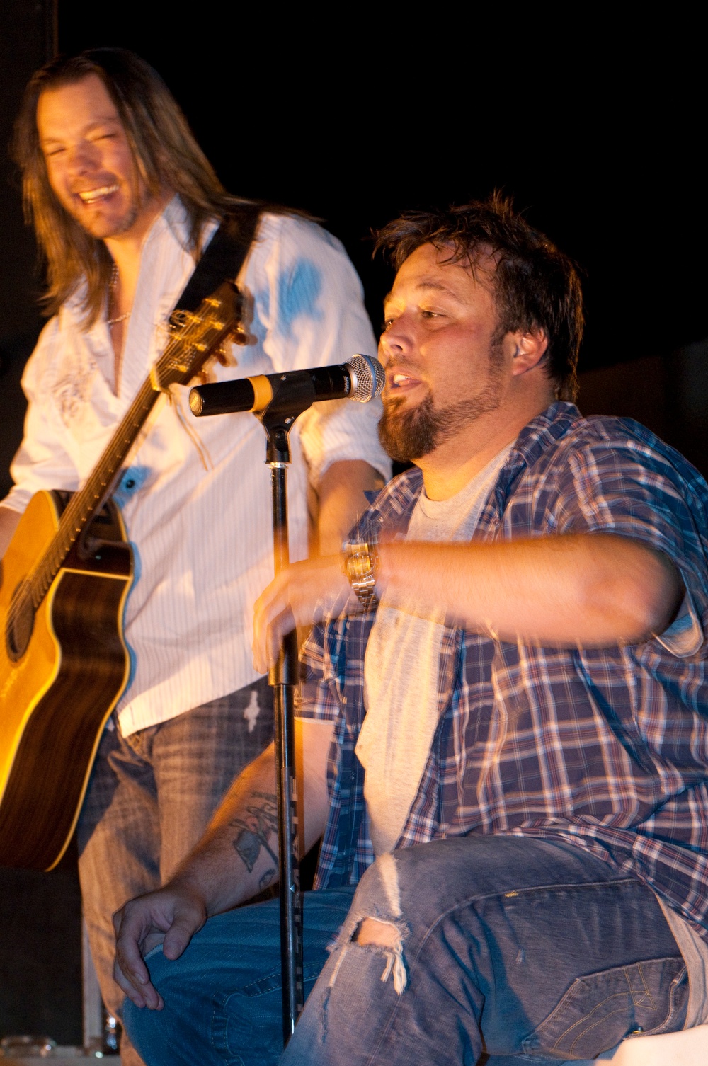 Uncle Kracker entertains troops at Camp Striker