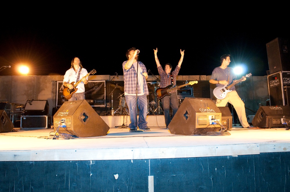 Uncle Kracker entertains troops at Camp Striker