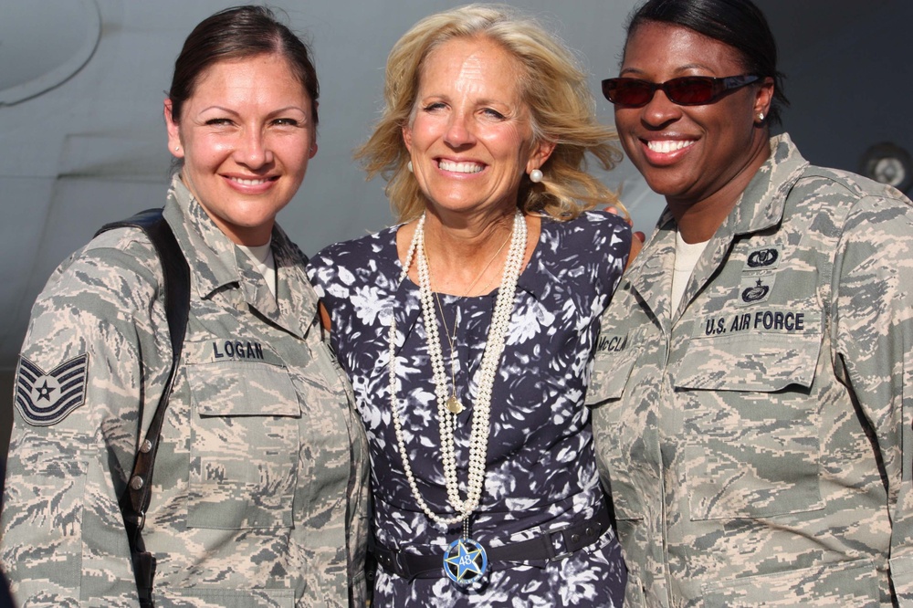 Dr. Biden Hears From Guard Troops, Iraqi Teachers