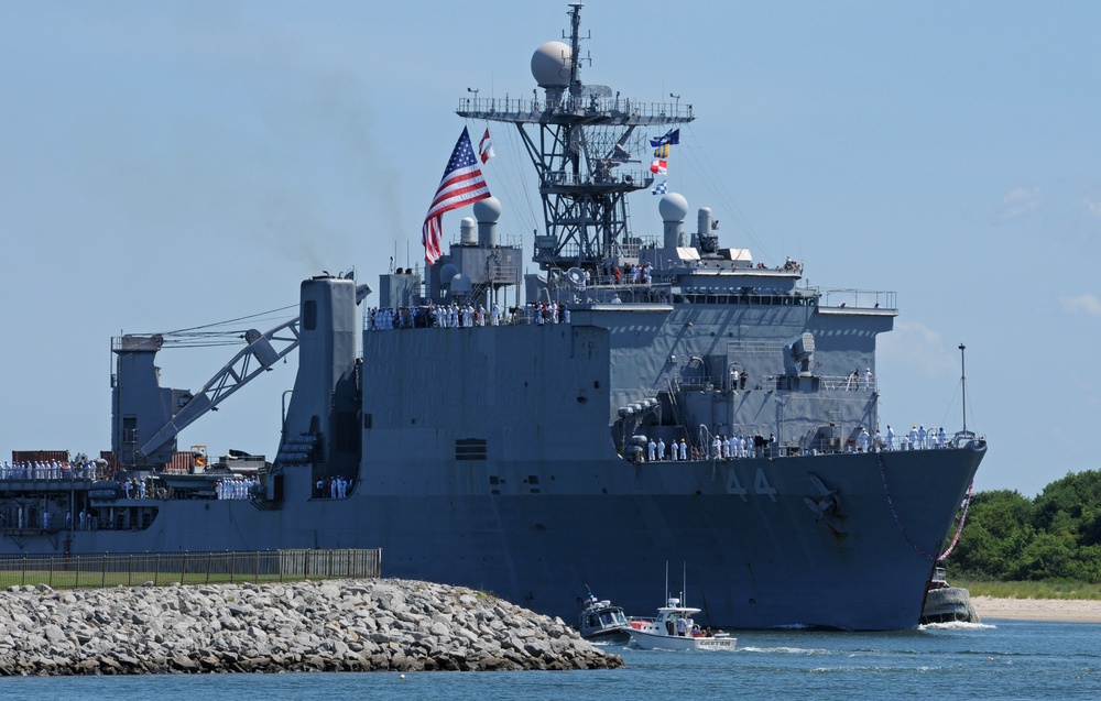 USS Gunston Hall arrives in Norfolk