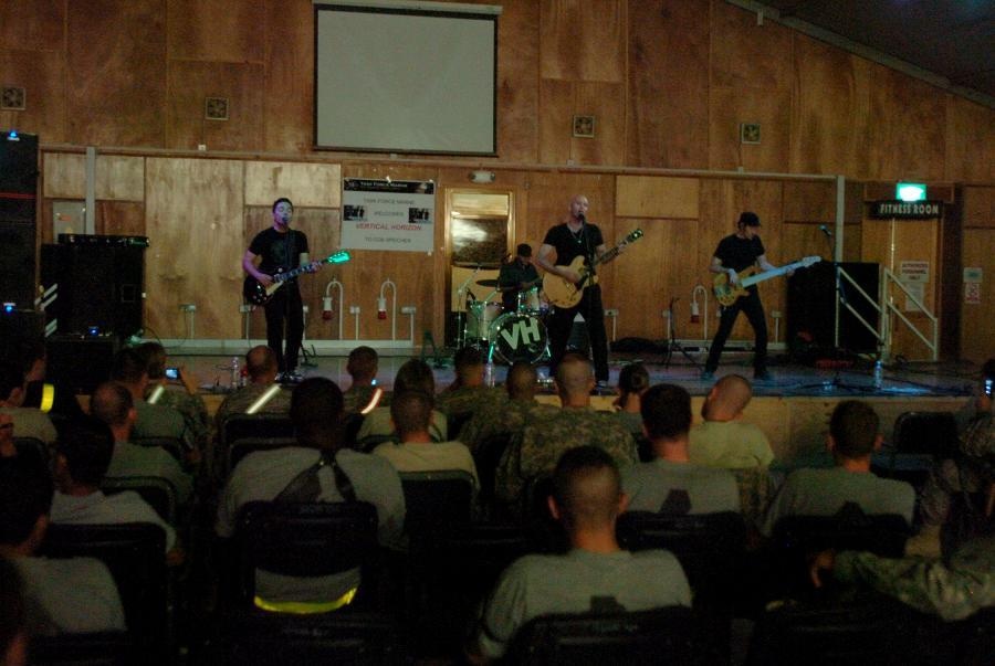 'Vertical Horizon' performs at COB Speicher, transports Soldiers through music