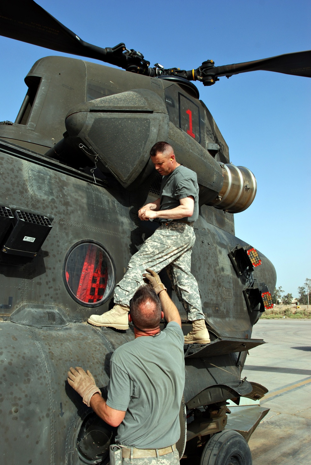 Chinook crews take on Iraq's heavy work