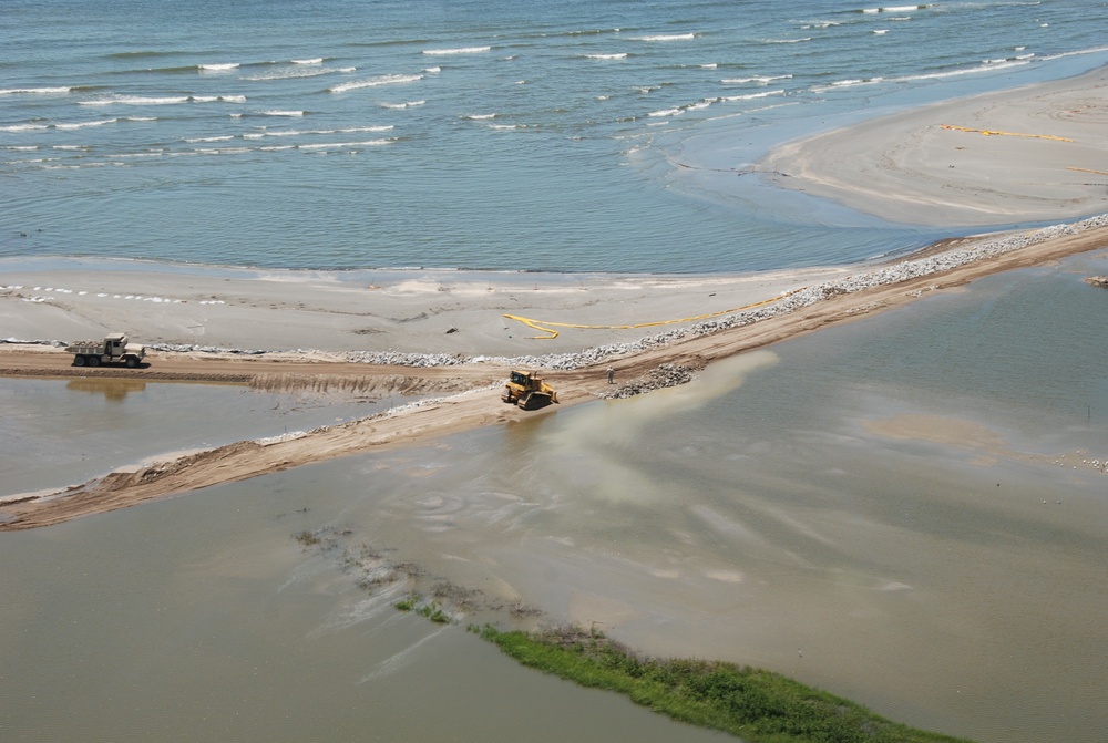 Louisiana Guardsmen reinforce oil protection structures near Grand Isle and Port Fourchon
