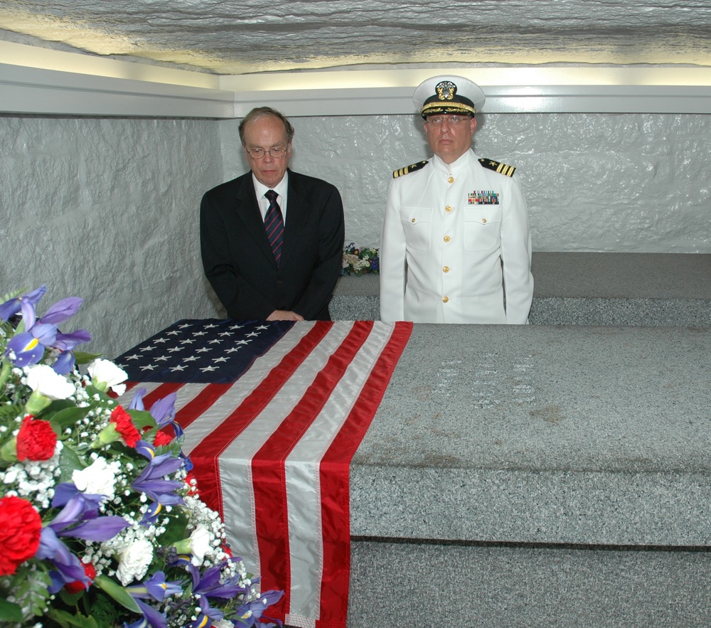 Sailors place presidential wreath on tomb