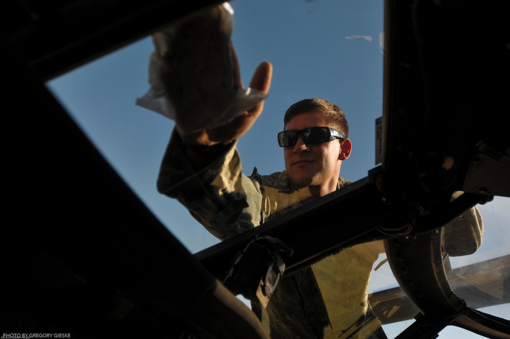 2-25th CAB Crew Chiefs Provide 'eyes and Ears' for Aircraft