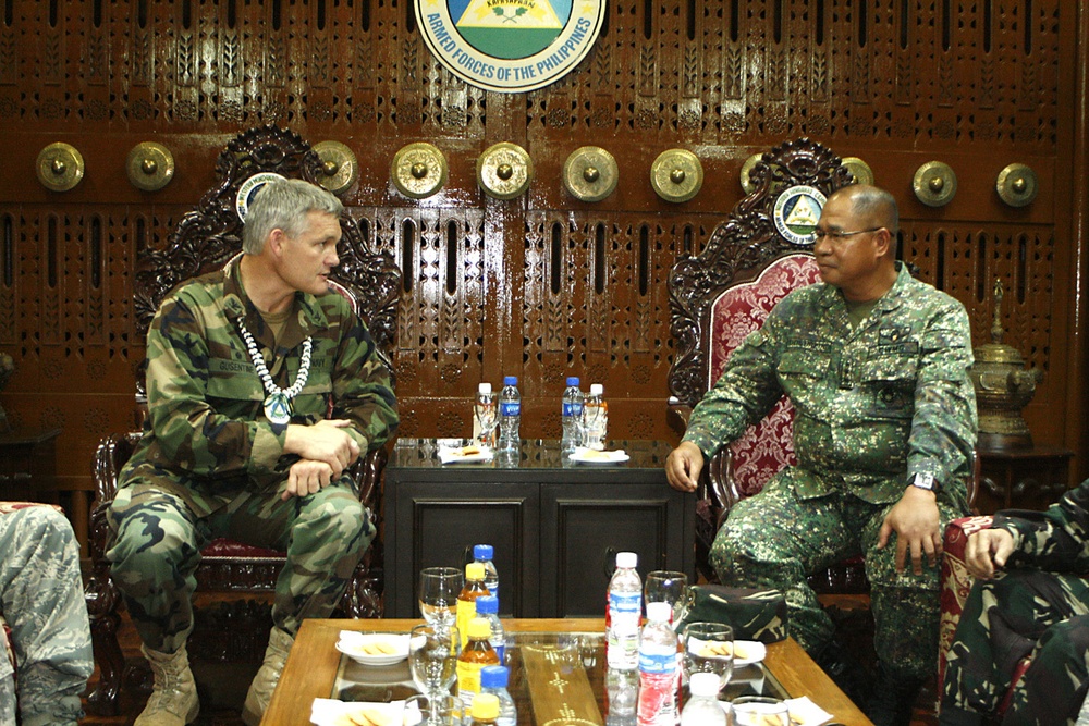 American, Filipino commanders meet