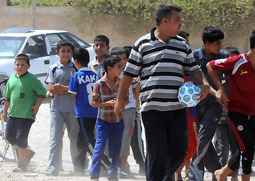 Artillerymen, policemen find thankful crowd during aid mission