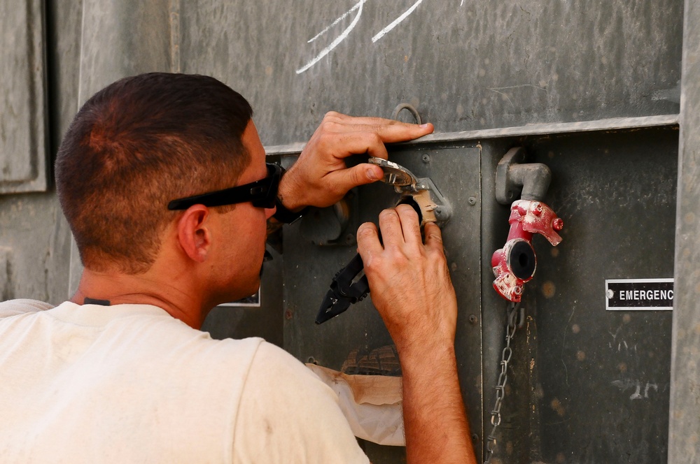 Pennsylvania reserve unit strikes up music of trailer repair