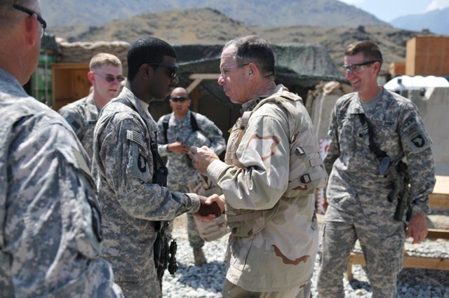 Mullen Visits No Slack, Awards Bronze Stars