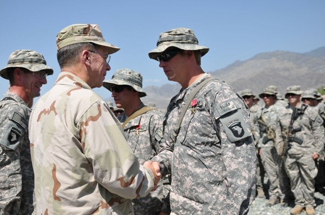 Mullen Visits No Slack, Awards Bronze Stars