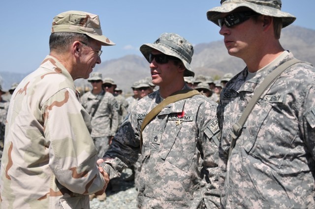 Mullen Visits No Slack, Awards Bronze Stars