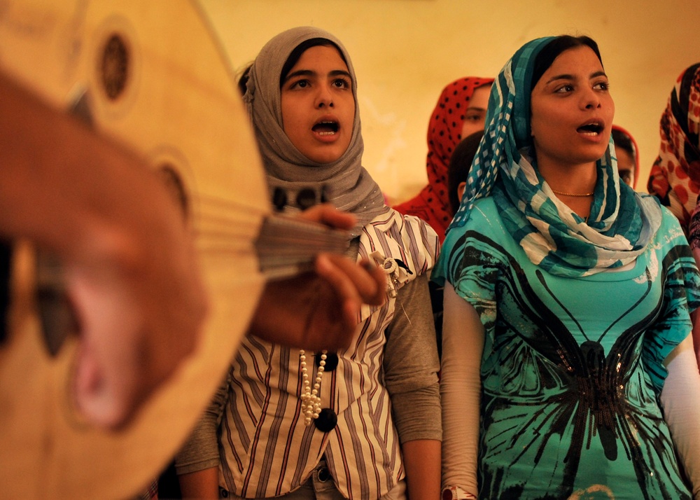 Baqubah students perform play for soldiers
