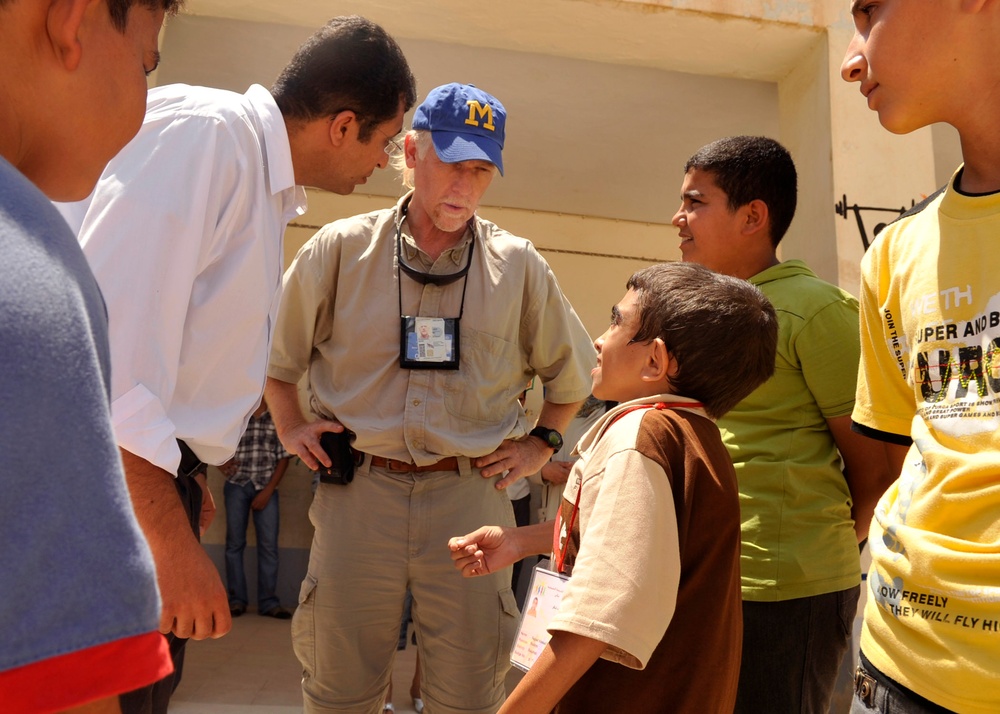 Baqubah students perform play for soldiers