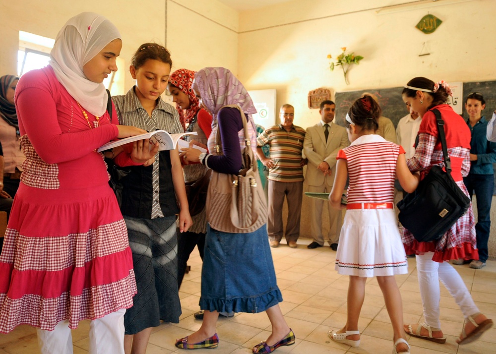 Baqubah students perform play for soldiers