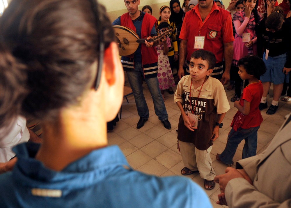 Baqubah students perform play for soldiers
