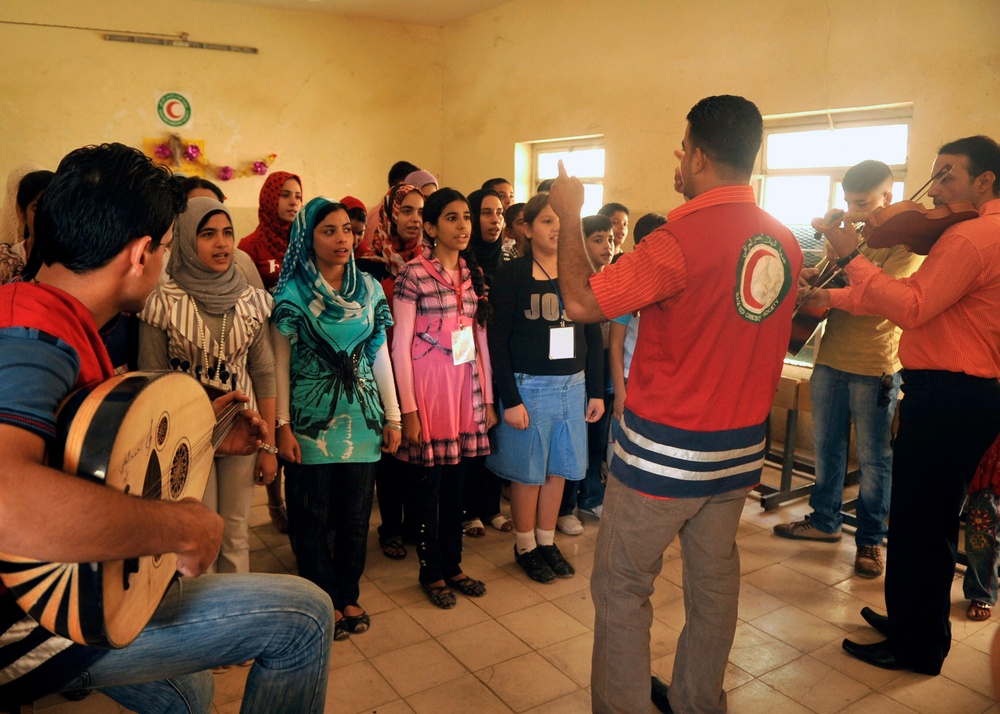 Baqubah students perform play for soldiers