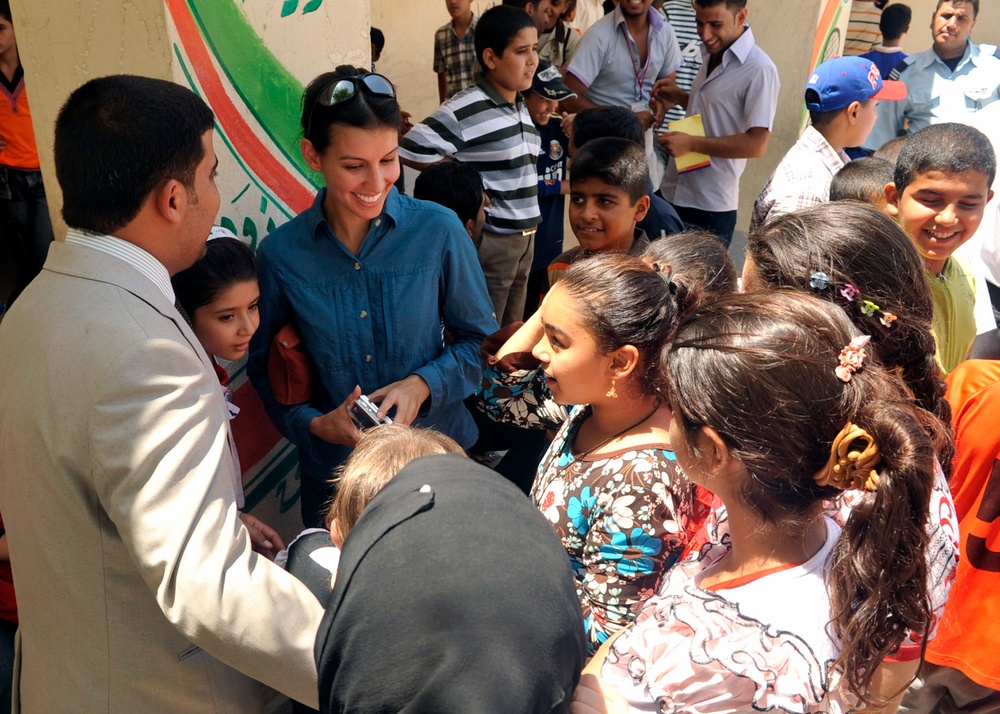 Baqubah students perform play for soldiers