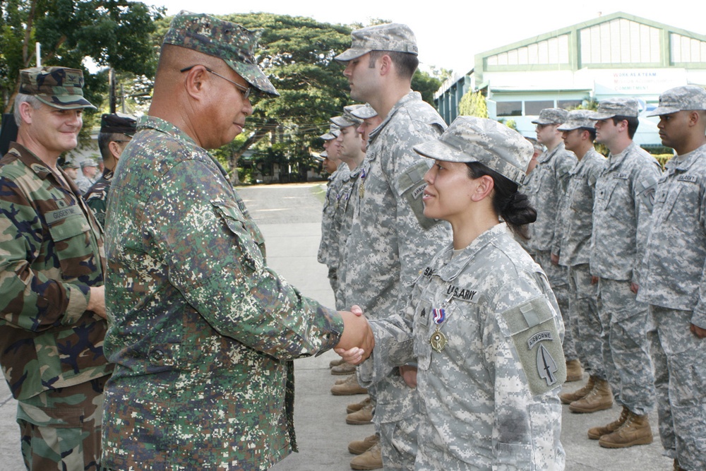 Philippine's commander gives awards to U.S. forces