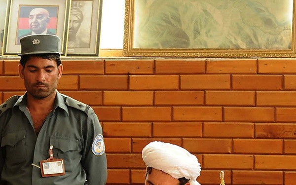 Judges at public trial give 20 years for impersonating ANP, robbery